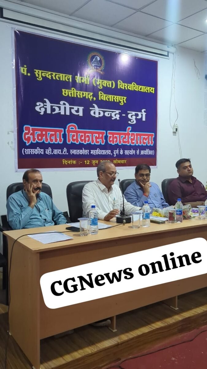 <em>कालेज में अध्ययनरत नियमित विद्यार्थी मुक्त विश्वविद्यालय से दूसरी डिग्री ले सकेंगे-डॉ.सिंह</em>