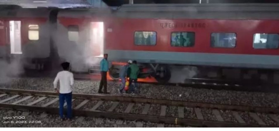 दुर्ग पुरी एक्सप्रेस के डिब्बे में लगी आग यात्री हुए भभयभीत दुर्ग पुरी एक्सप्रेस के डिब्बे में लगी आग यात्री हुए