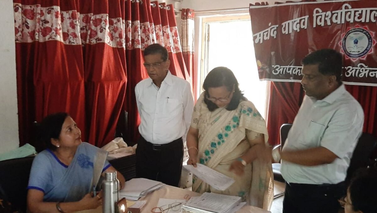 <em>बीएड सेमेस्टर परीक्षा : केन्द्रीय मूल्यांकन का दूसरा दिन, कुलपति ने निरीक्षण के दौरान मूल्यांकनकर्ताओं को दिए निर्देश</em>