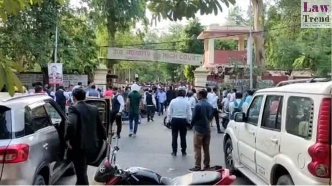 <em>ब्रेकिंग न्यूज़ : मुख्तार अंसारी के राइट हैंड की कोर्ट रूम में दिनदहाड़े गोली मारकर हत्या, ढाई साल की बच्चे की गई जान, एक पुलिस वाला भी घायल, वकील के वेश में पहुंचा था आरोपी</em>