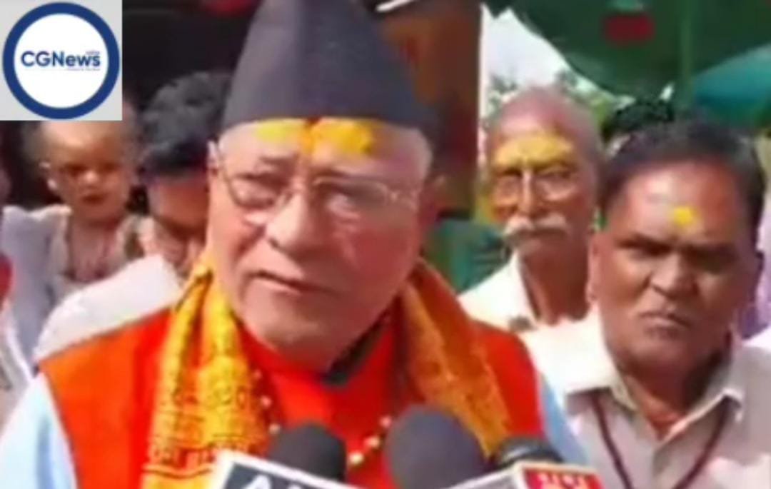 <em>पीएम नरेंद्र मोदी की पत्नी जशोदाबेन रायपुर आकर लौटीं तो छोटे भाई प्रह्लाद ने बागेश्वर धाम में लगाई हाजिरी 👁️‍🗨️ देखिए विडियो 🟧 बोले – “2024 में बने बीजेपी की सरकार”</em>