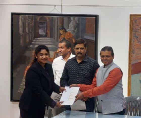 <em>राष्ट्रीय फलक पर चमका दुर्ग की बेटी का सितारा, जहांगीर आर्ट गैलरी मुम्बई प्रदर्शनी में एक पेंटिंग पर दो अवार्ड जीतने वाली पहली चित्रकार बनी नेहा, “स्वयंसिद्धा सम्मान” देने की घोषणा</em>