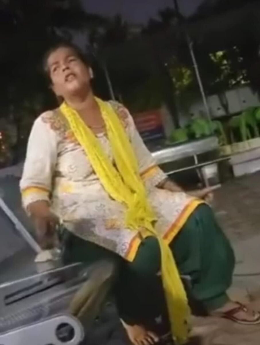 <em>मैं अपनी किडनी बेचकर तुम्हें पैसा दूंगी” 🛑 देखिए विडियो 👁️🗨️ थाना के सामने अनशन पर बैठी एक मां……‼️</em> <em>मैं अपनी किडनी बेचकर तुम्हें पैसा दूंगी” 🛑 देखिए विडियो 👁️🗨️ थाना के सामने अनशन पर बैठी एक मां……‼️</em>