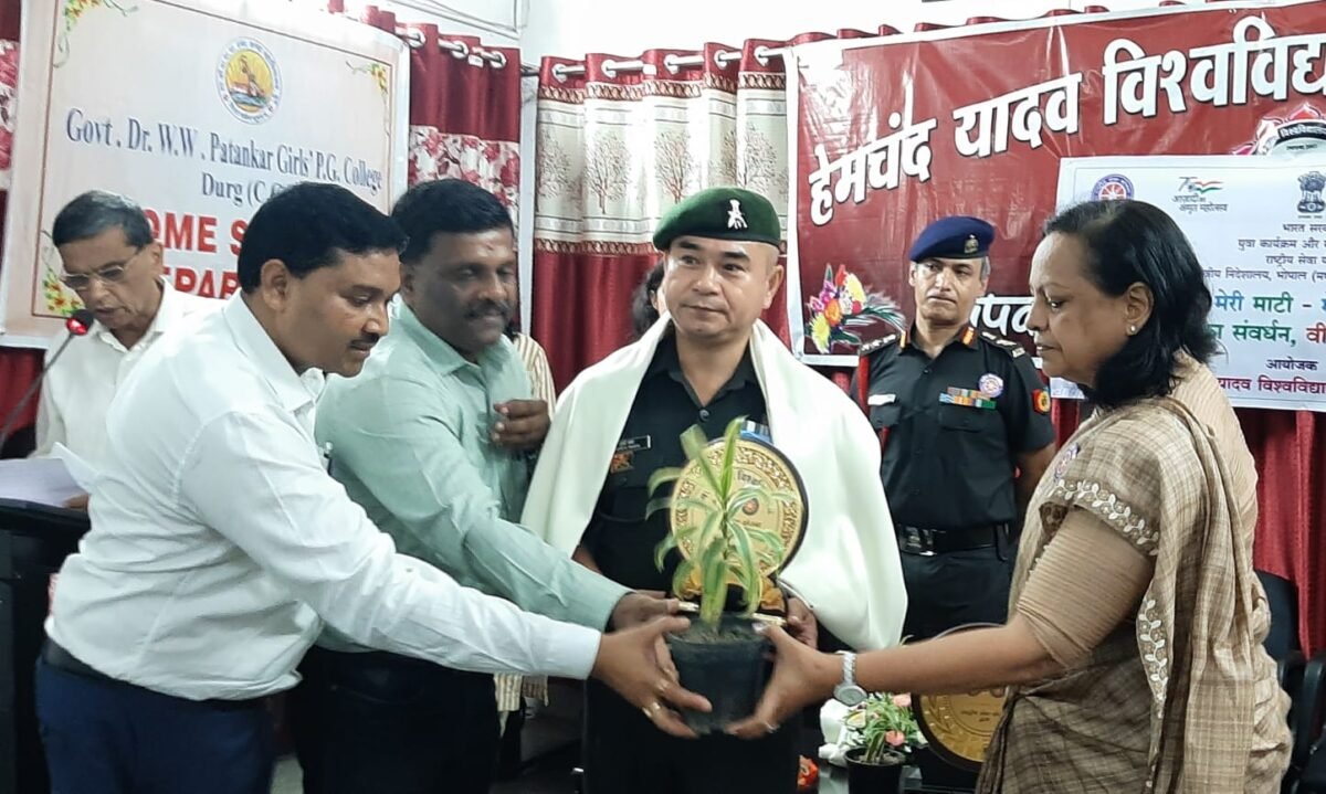 <em>सैनिकों का सम्मान समर्पण भावना का सम्मान-डाॅ. पल्टा, हेमचंद यादव विश्वविद्यालय दुर्ग में किया गया भारतीय सेना के दो अफसरों का सम्मान</em> <em>सैनिकों का सम्मान समर्पण भावना का सम्मान-डाॅ. पल्टा, हेमचंद यादव विश्वविद्यालय दुर्ग में किया गया भारतीय सेना के दो अफसरों का सम्मान</em>