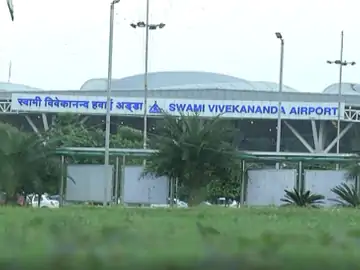 <em>8 साल से रायपुर एयरपोर्ट पर खड़ा बांग्लादेशी विमान अब होगा नीलाम, पार्किंग शुल्क हुआ सवा तीन करोड़, एयरपोर्ट अथॉरिटी ने अब तक किए 70 से ज्यादा ई-मेल</em>