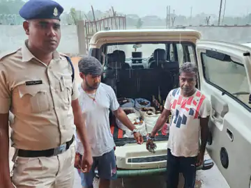 <em>शराब तस्कर बाप-बेटे को पुलिस ने किया गिरफ्तार, स्कोर्पियो में भर कर ला रहे थे अवैध शराब, साढ़े 8 लाख रुपये का माल जब्त</em>