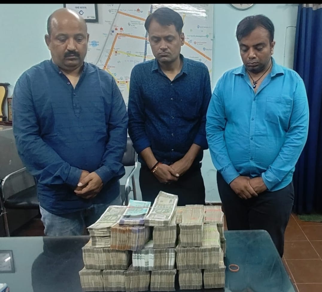 ब्रेकिंग न्यूज़ : राजधानी रायपुर में कार सवार तीन लोगों से 68 लाख 44 हजार रुपए व नोट गिनने की मशीन जप्त, एक आरोपी दुर्ग संभाग का