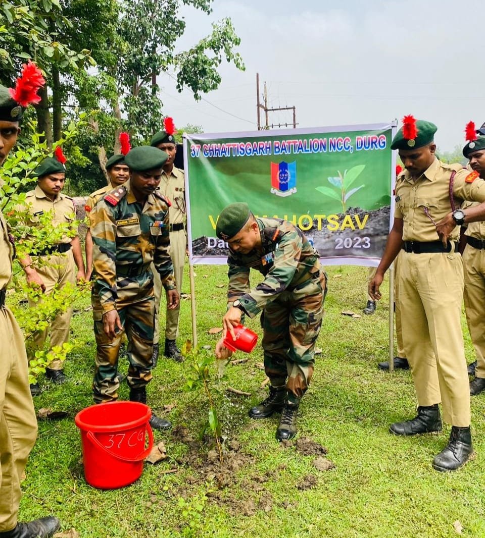 37 सीजी बटालियन एनसीसी दुर्ग के द्वारा वन महोत्सव कार्यक्रम का किया आयोजन, लगाए फलदार एवं छायादार पौधे