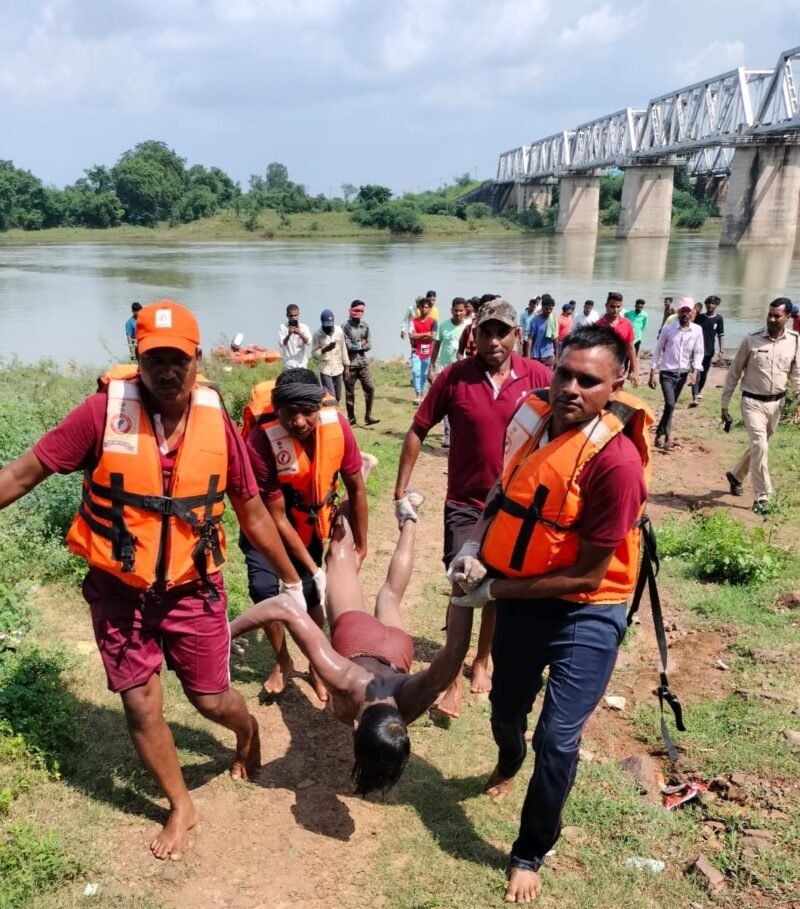 विर्सजन के दौरान महमरा एनीकट में डूबे युवक का शव निकला एसडीआरएफ मृतक था झारखंड का रहने वाला 8796