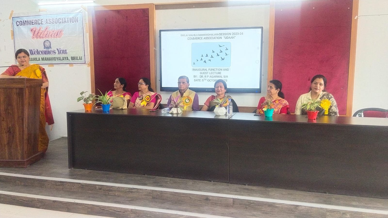 <em>भिलाई महिला महाविद्यालय में वाणिज्य परिषद ” उड़ान” के सदस्यों द्वारा किया गया कार्यभार ग्रहण</em>