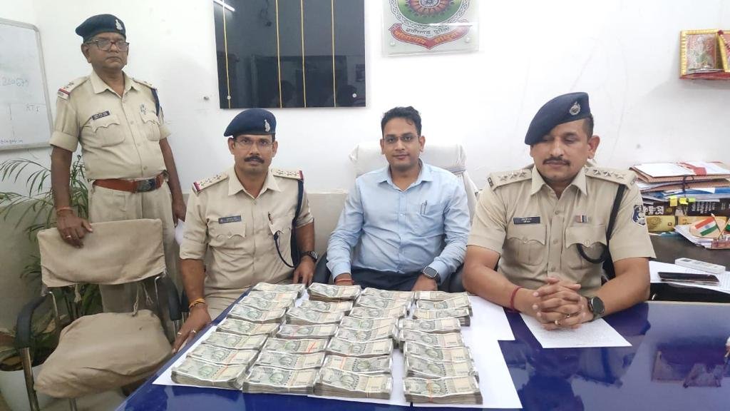 <em>CG BREAKING NEWS : पुलिस और फ्लाईंग स्क्वॉड टीम ने सघन जांच में 3 कार से बरामद किया करीब 16 लाख रूपये नकद</em>