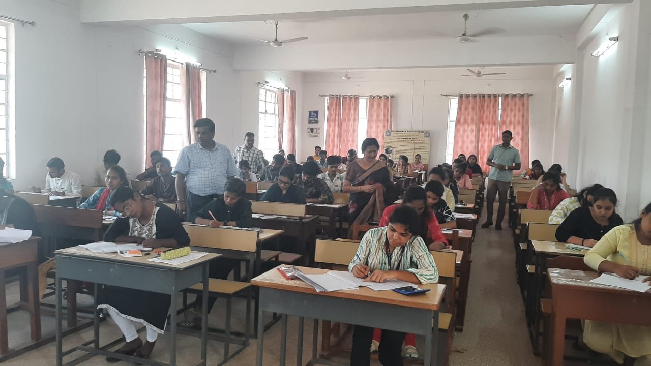 <em>नकल करते पकड़े गए दो छात्र, मोबाइल भी जप्त हेमचंद यादव विष्वविद्यालय, पूरक परीक्षा की 5000 उत्तर पुस्तिकाओं का हुआ</em>