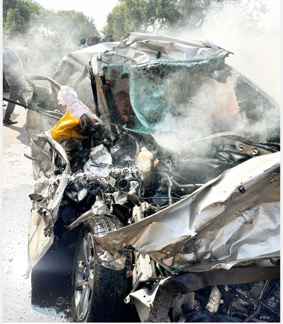<em>CG Breaking News : अनियंत्रित तेज रफ्तार ट्रक ने कार को मारी ठोकर, सड़क दुर्घटना में इंजीनियर परिवार के दूल्हा – दुल्हन सहित पांच की मौत, शादी के बाद लौट रहा था परिवार, चालक फरार</em>