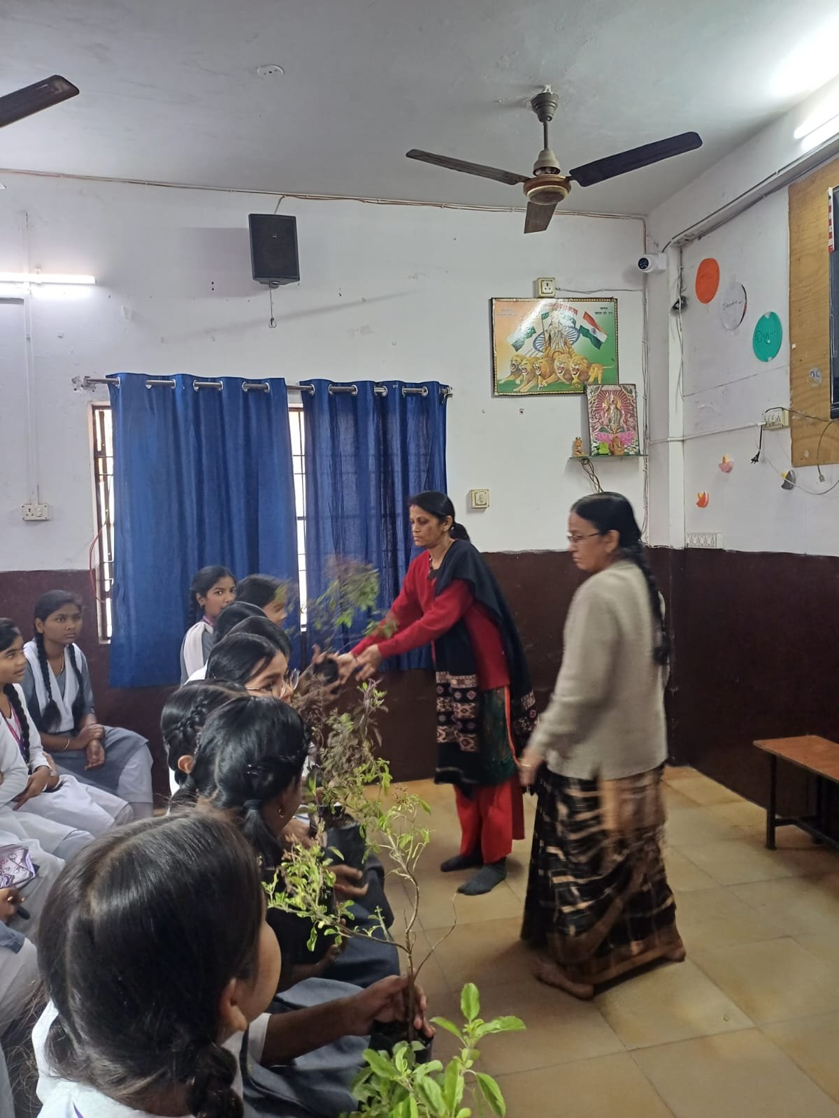 <em>हैप्पी पब्लिक स्कूल में तुलसी के पौधे के गुणों पर हुई कार्यशाला 🟩 विद्यार्थियों को बांटे गए तुलसी के पौधे</em>