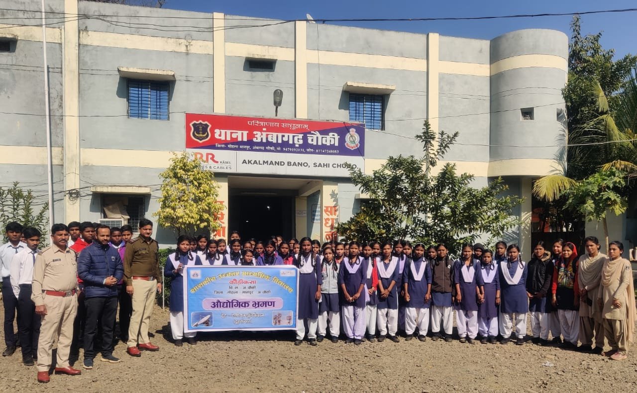 <em>थाने पहुंच स्कूली बच्चों ने समझी वायरलेस उपकरण की उपयोगिता</em>