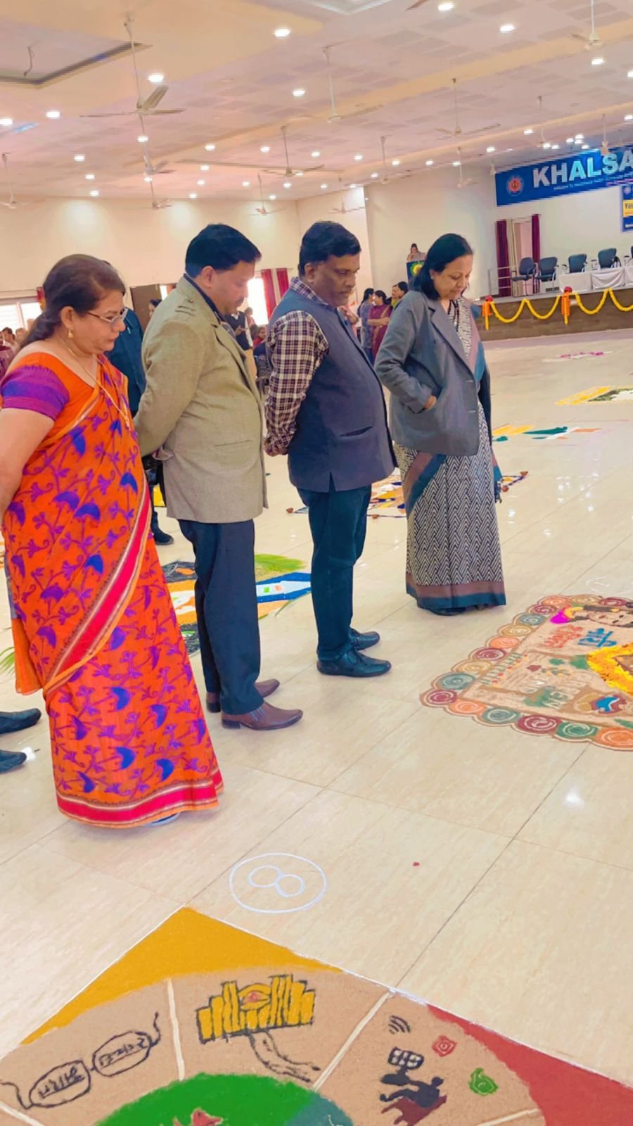 <em>हेमचंद यादव विष्वविद्यालय का अंतरमहाविद्यालयीन युवा उत्सव : विकसित छत्तीसगढ़ विकसित भारत 2047 विषय पर छात्र-छात्राओं ने बनाई शानदार रंगोली</em>