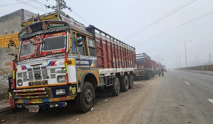 <em>हिट-एंड-रन’ कानून : सरकार और ट्रांसपोर्टरों के बीच हुई सुलह,10 साल की सजा और जुर्माना अभी लागू नहीं’, ट्रक ड्राइवरों से की काम पर लौटने की अपील</em>