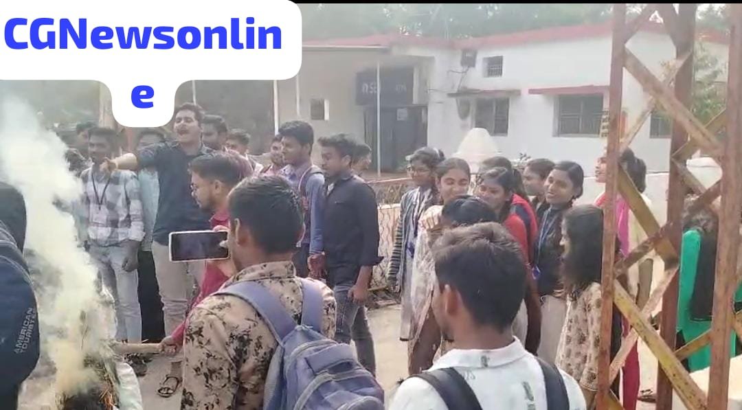 <em>स्वामी विवेकानंद तकनीकी विश्वविद्यालय के कुलपति का फूंका पुतला 🟪 जमकर नारेबाजी 👁️‍🗨️ देखिए विडियो</em>
