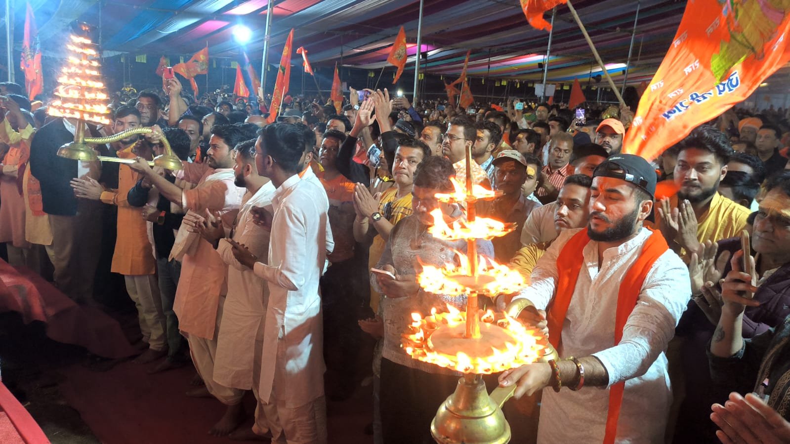<em>श्री रामलला प्राण प्रतिष्ठा महोत्सव, श्रीराम मय हुआ शहर, 21 जनवरी को 21000 श्रद्धालुओं ने किया 21 बार हनुमान चालीसा का पाठ</em>