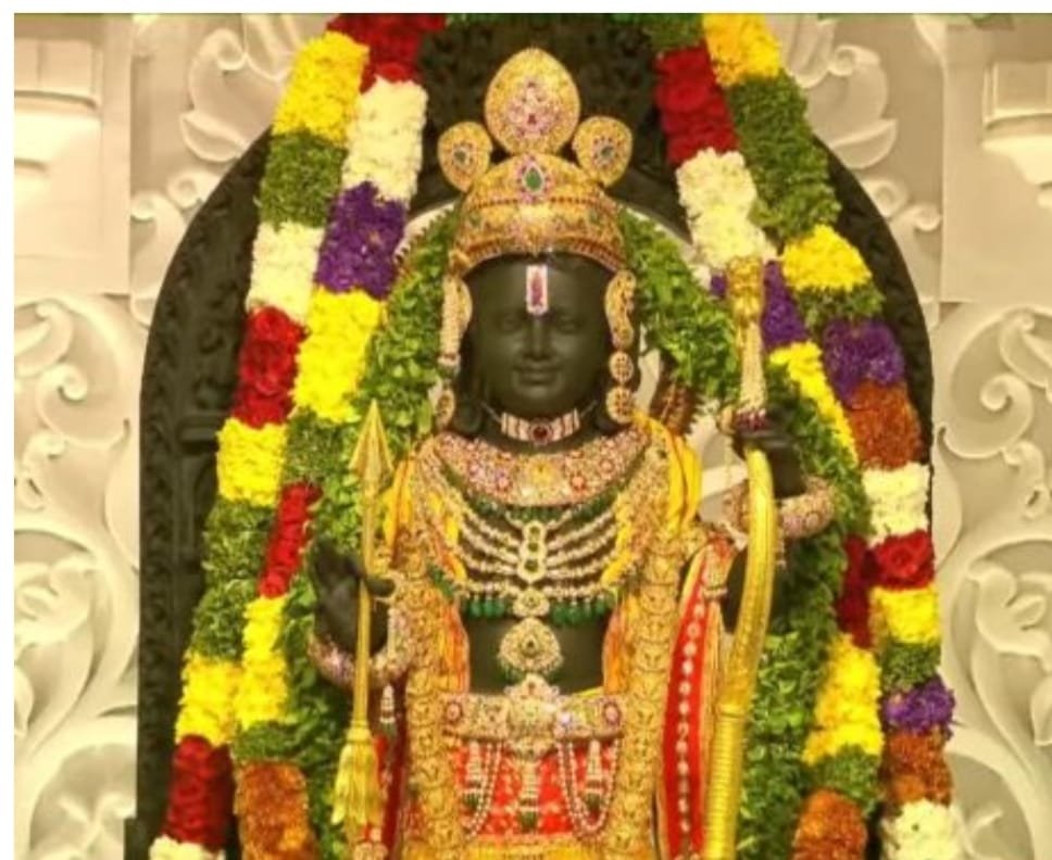 <em>अयोध्या राम मंदिर में रामलला की हुई प्राण-प्रतिष्ठा, मोदी ने रामलला की आंखों से खोली पट्टी, हाथ में कमल का फूल लेकर की पूजा, आरएसएस प्रमुख मोहन भागवत भी मौजूद</em>