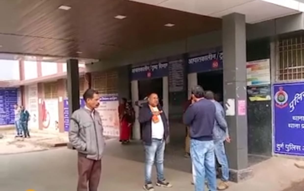 <em>भिलाई ब्रेकिंग : पतंग के मांझे से गला काटने से भिलाई में राजनांदगांव के युवक की मौत, 4 साल का मासूम घायल, बच्चों को स्कूल छोड़ने जा रहा था बाइक से युवक, जीआरपी ने शुरू की जांच</em>