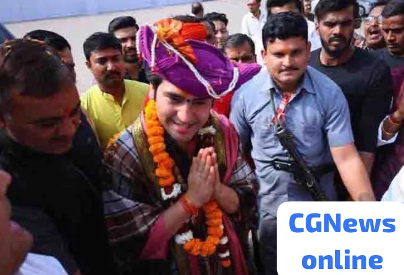<em>रायपुर पहुंचे बागेश्वर धाम सरकार पंडित धीरेन्द्र शास्त्री 🟩 एयरपोर्ट पर हुआ भव्य स्वागत 🟧 एक झलक देखने उमड़े भक्त</em>