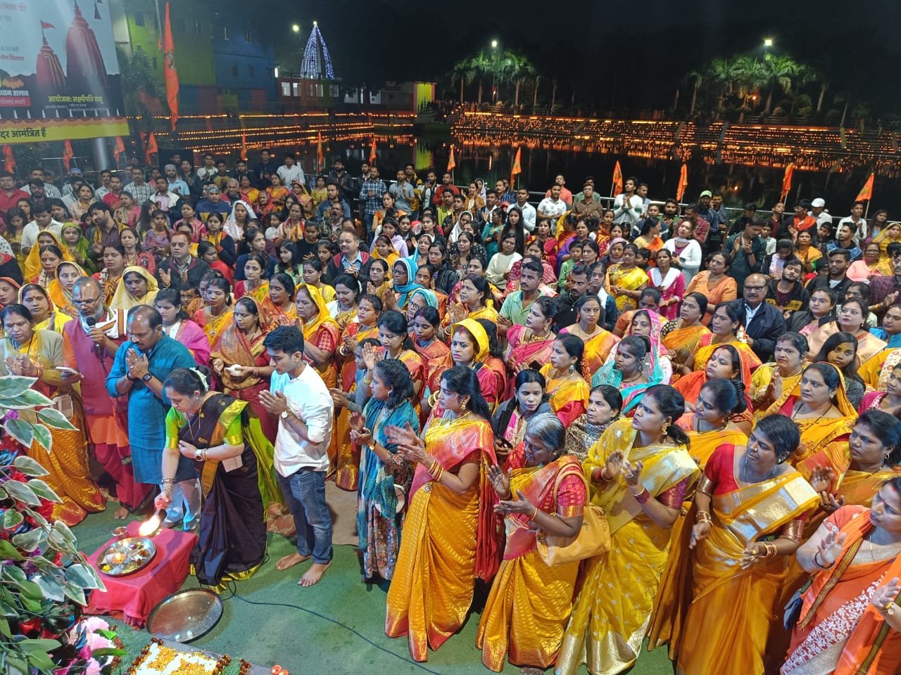 <em>श्री रामलला प्राण प्रतिष्ठा महोत्सव पर 11000 दीपों से जगमगा उठा शिव धाम मंदिर सेक्टर 7 तालाब, दिखा अद्भुत नजारा, आस्था की बही ब्यार, देखिए महा आरती का वीडियो</em>