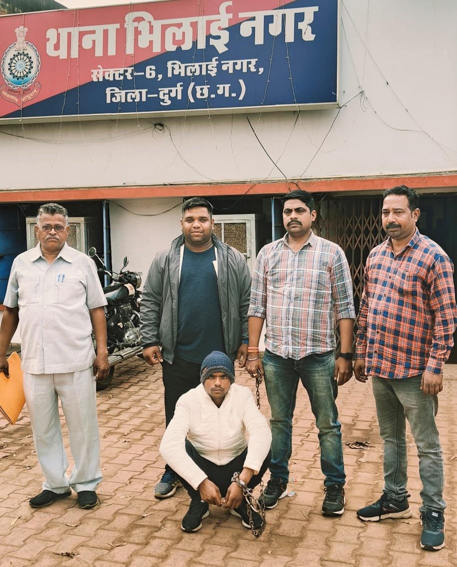 <em>डिलीवरी बॉय बनी दुर्ग पुलिस, देवघर झारखंड से पकड़ा साइबर ठग को, चार दिन रैकी के बाद मिली सफलता, ठगी में इस्तेमाल अकाउंट भी किया फ्रिज</em>