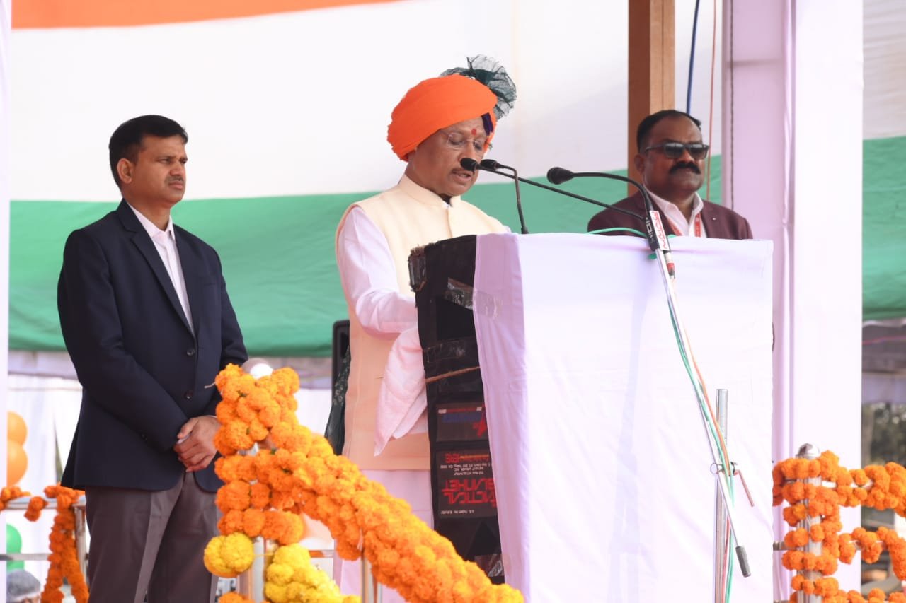 <em>जन-जन के सपनों को करेंगे साकार, हमारी सरकार हर वादा पूरा करने तत्पर, मुख्यमंत्री साय ने 75 वें गणतंत्र दिवस के पावन अवसर पर बस्तर जिला मुख्यालय जगदलपुर में किया ध्वजारोहण*</em>