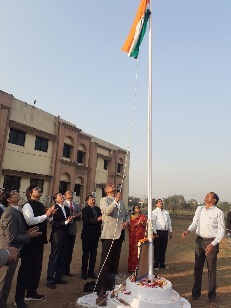 <em>दाऊ वासुदेव चंद्राकर कामधेनु विश्वविद्यालय दुर्ग में कुलपति ने किया ध्वजारोहण</em>