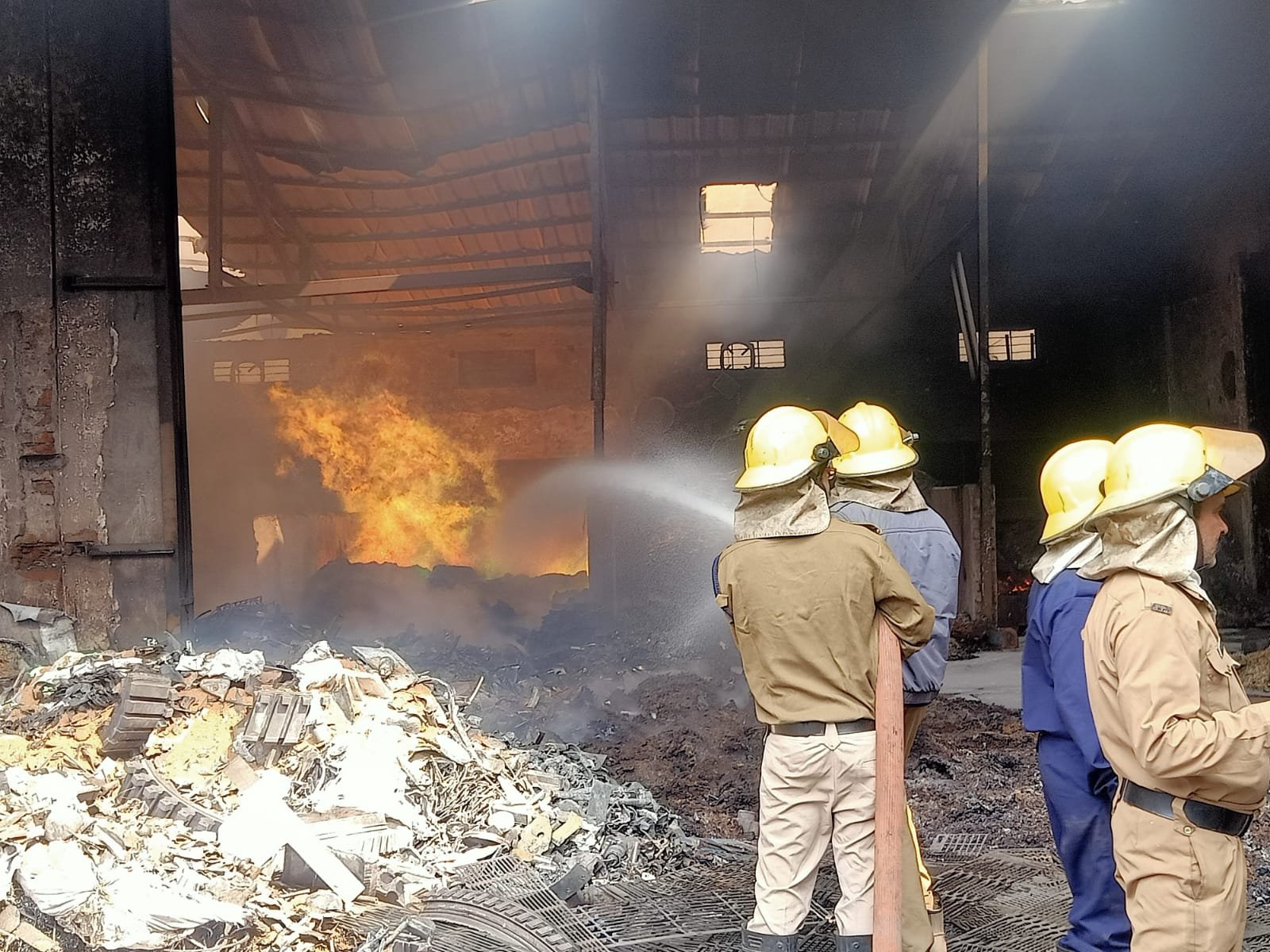 <em>इंडस्ट्रियल एरिया हाथखोज स्थित शिवम हाईटेक स्टील इंडस्ट्रीज में लगी भीषण आग, 3 घंटे की मशक्कत के बाद बुझी आग, अग्निशमन एवं आपातकालीन सेवा के पांच फायर ब्रिगेड का सफल रहा प्रयास</em>