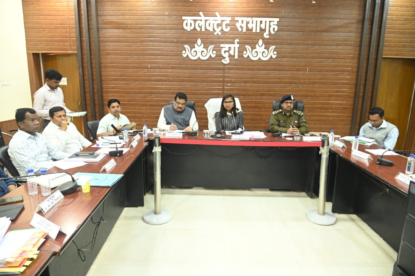 <em>ब्रेकिंग न्यूज़ : दुर्ग जिले में इन सड़कों पर 1 फरवरी से दुपहिया वाहनों के लिए हेलमेट पहनना होगा अनिवार्य, हेलमेट न पहनने पर होगी कड़ी कार्रवाई</em>