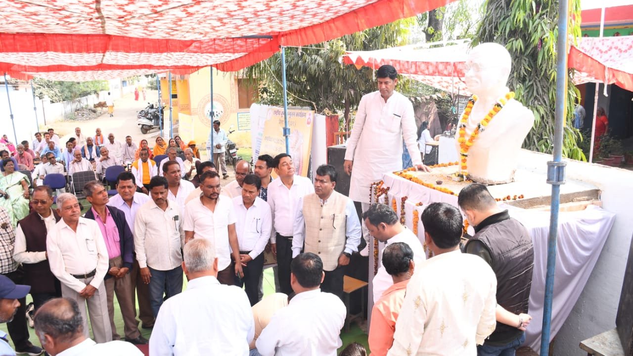 <em>कुष्ठ निवारण दिवस पर कुष्ठ जागरूकता संकल्प स्थल पाऊवारा ( निकुम) में राष्ट्रपिता महात्मा गांधी की प्रतिमा का हुआ अनावरण</em>