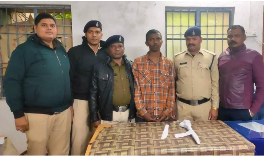 <em>धारदार चाकू लहराकर लोगों को कर रहा था भयभीत, सूचना मिलते ही पहुंची मोहन नगर पुलिस, आरोपी को किया गिरफ्तार</em>