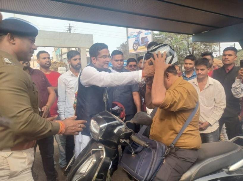 <em>हेलमेट अभियान में लोगों को जागरूक करने सड़क पर उतरे वैशाली नगर विधायक रिकेश सेन 🟧 किसी को मिला हेलमेट तो कोई फूलों का गुलदस्ता पाकर खिल उठा 🟩 एक हजार से अधिक निःशुल्क हेलमेट बांटने रिकेश का अभियान</em>