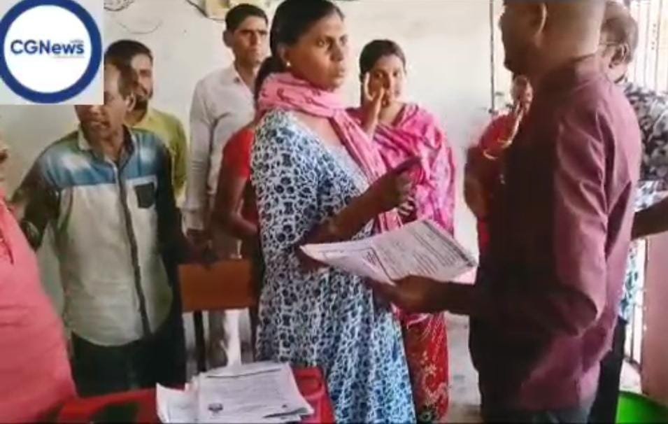 <em>देखिए विडियो 🟦 आंगनबाड़ी कार्यकर्ता गुपचुप ले रही थी रूपये 🟧 विधायक प्रतिनिधि टीम सहित पहुंचे मौके पर 🟩 आयुक्त से की शिकायत</em>