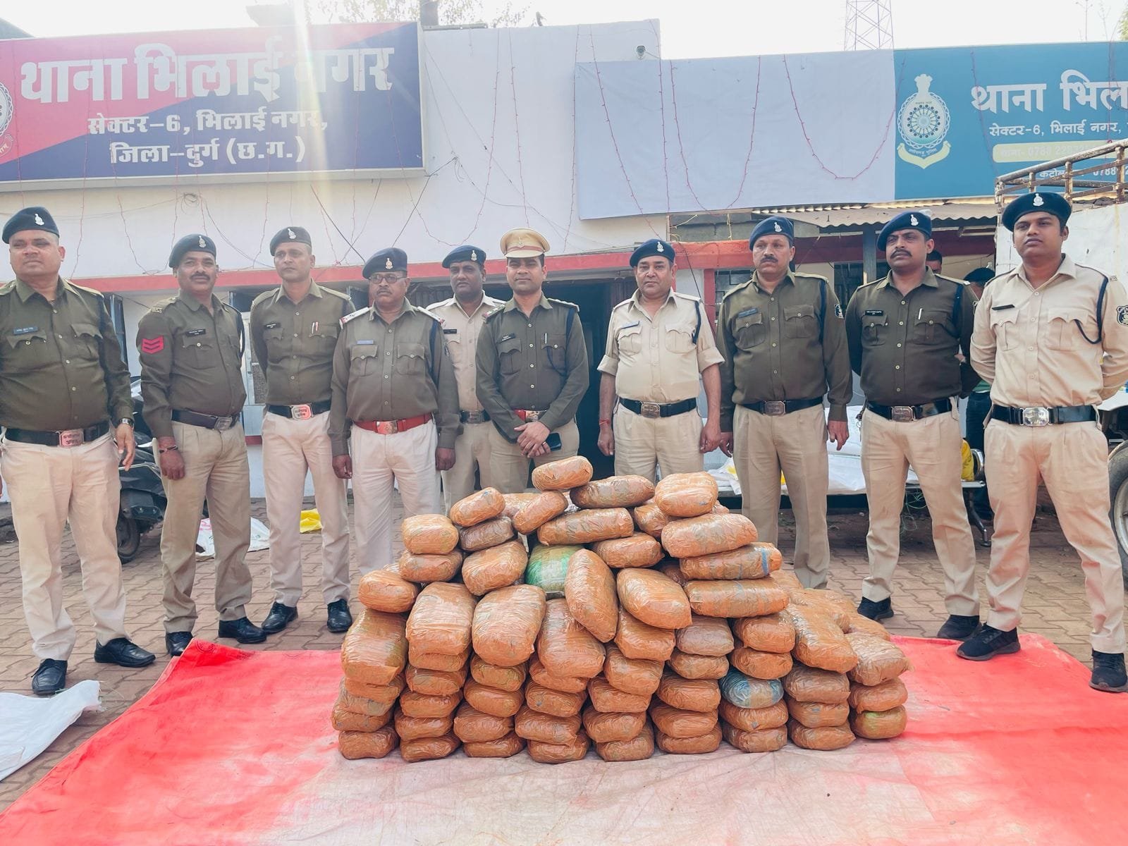 <em>उड़ीसा से तस्करी कर सब्जियों के बीच छिपाकर भिलाई लाया गया गांजा, 175 किलोग्राम जप्त, बाजार मूल्य 22 लाख</em>