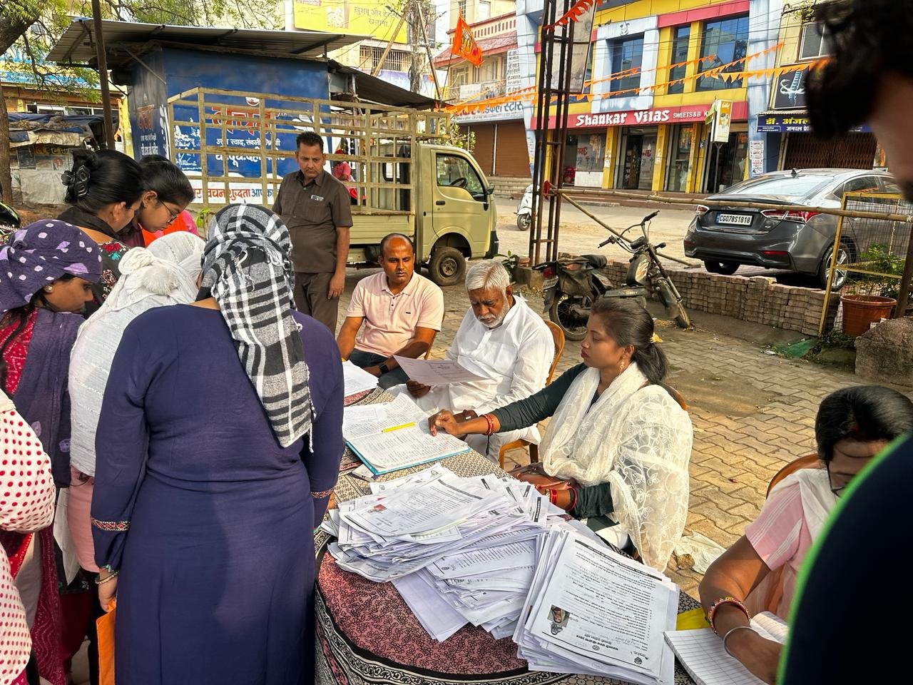 <em>महतारी बंधन योजना के शिविर पहुंचे पूर्व विधानसभा अध्यक्ष, महिलाओं की जरूरत को पूरा करेगी यह योजना पांडे</em>
