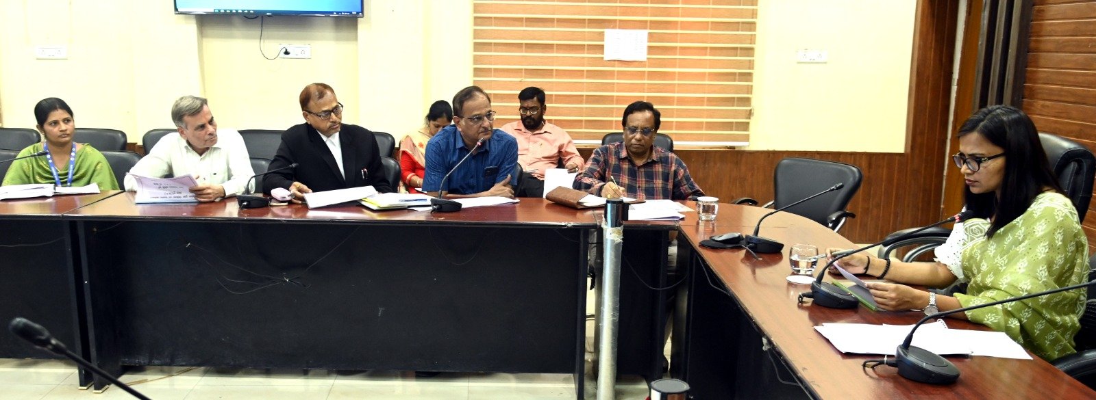 <em>दुर्ग के सरकारी डॉक्टर बने समय के पाबंद – कलेक्टर सुश्री चौधरी</em>