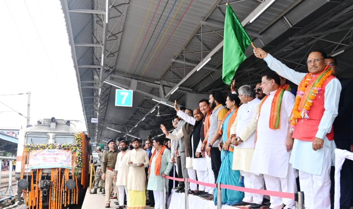 <em>13 सौ राम भक्त रामलला के दर्शन के लिए हुए रवाना, मुख्यमंत्री विष्णु देव ने दिखाई हरी झंडी</em>
