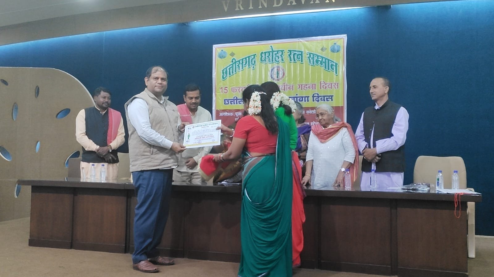 <em>छत्तीसगढ़ धरोहर रत्न सम्मान : चिकित्सा के क्षेत्र में एस आर हॉस्पिटल के डायरेक्टर संजय तिवारी व डॉ अरुण मिश्रा ,डॉ.विश्वमित्र बी. दयाल तथा पत्रकारिता में रमेश गुप्ता सम्मानित…</em>