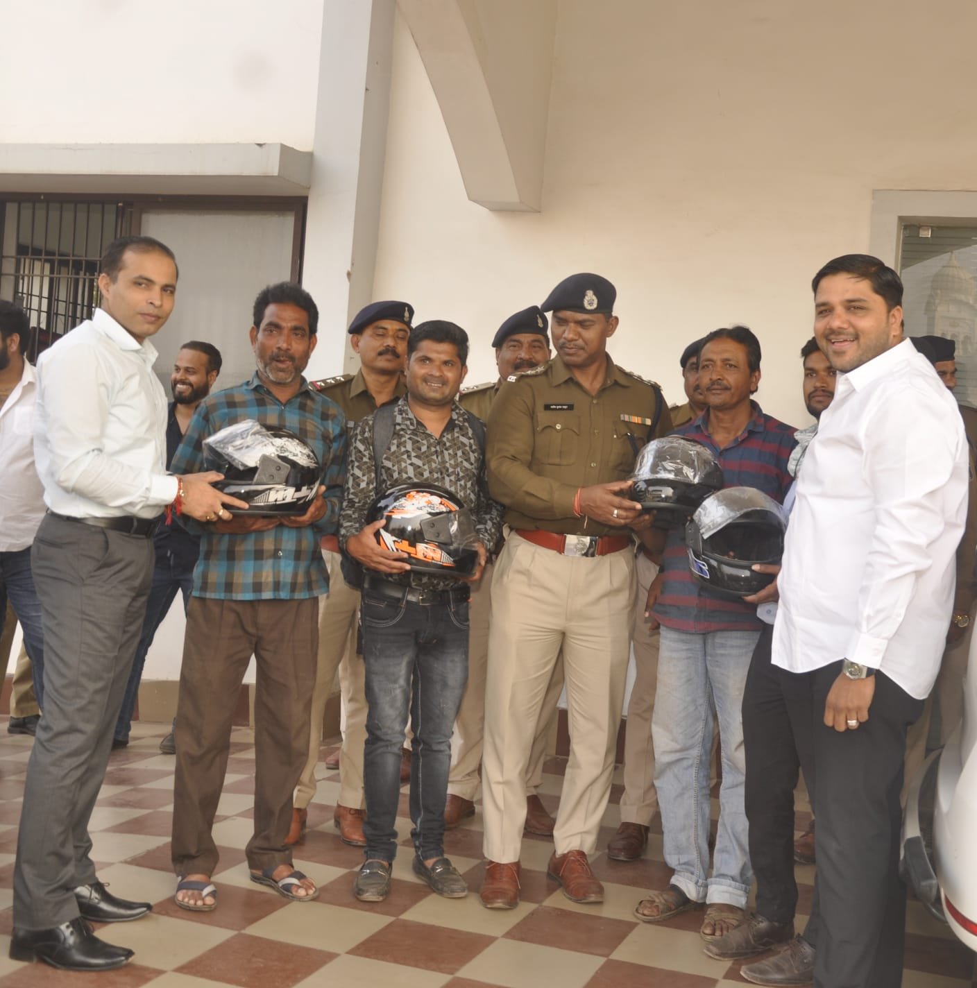 <em>भिलाई कैन डू पर्वत फ़ाऊण्डेशन ने पुलिस अधीक्षक दुर्ग को भेंट किए 100 हेलमेट, हेलमेट लगाने दोपहिया वाहन चालकों से की अपील</em> <em>भिलाई कैन डू पर्वत फ़ाऊण्डेशन ने पुलिस अधीक्षक दुर्ग को भेंट किए 100 हेलमेट, हेलमेट लगाने दोपहिया वाहन चालकों से की अपील</em>