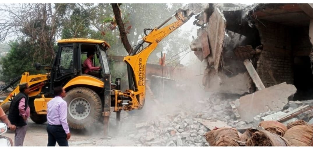 <em>CG Breaking News : हत्याकांड के आरोपियों के अवैध निर्माण पर चला बुलडोजर, मृतक के परिजनों ने उपमुख्यमंत्री से कड़ी कार्रवाई का किया था आग्रह</em>