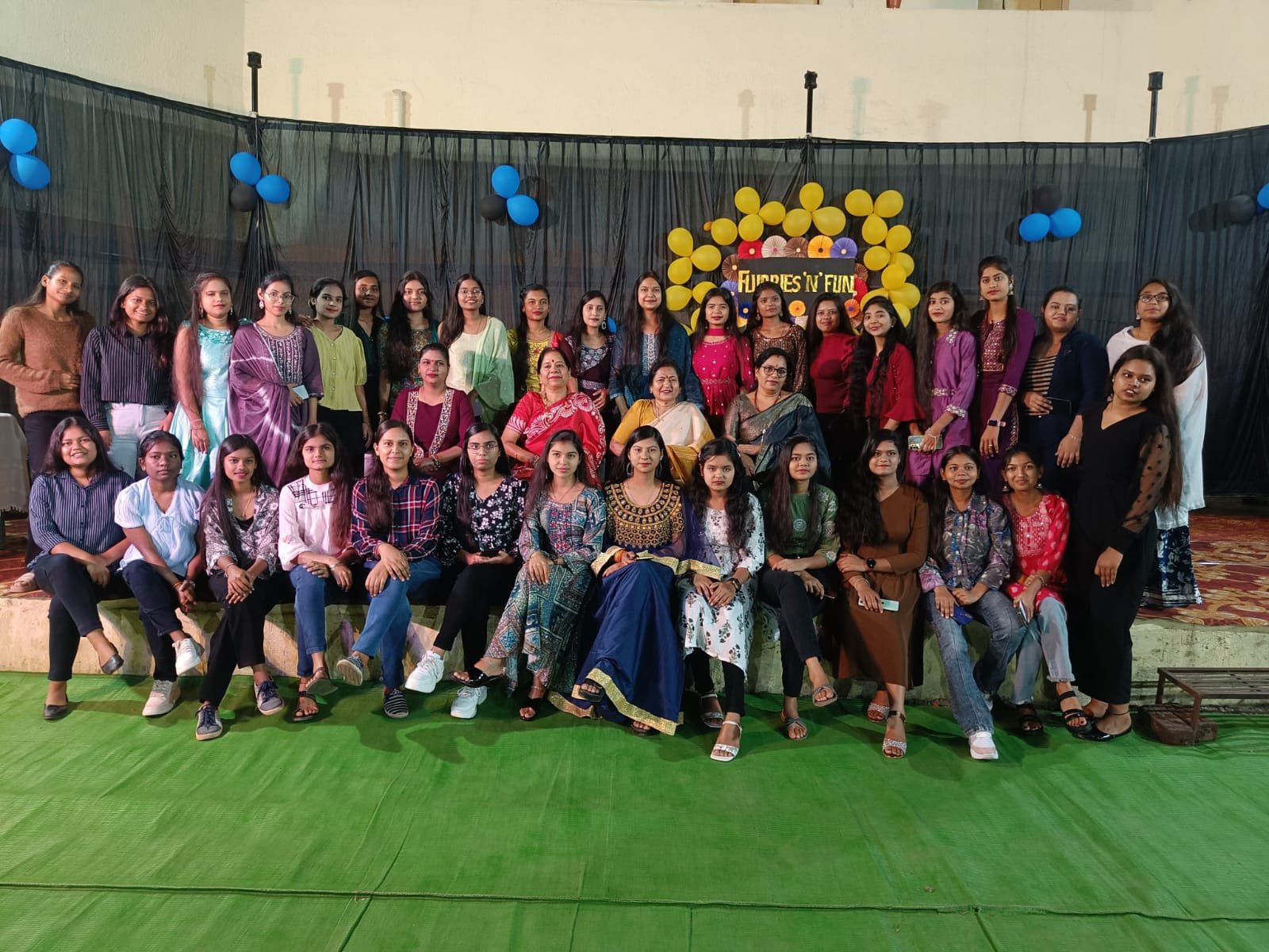 <em>भिलाई महिला महाविद्यालय छात्रावास मे जूनियर ने सीनियर छात्राओं को दी फेयरवेल पार्टी</em> <em>भिलाई महिला महाविद्यालय छात्रावास मे जूनियर ने सीनियर छात्राओं को दी फेयरवेल पार्टी</em>