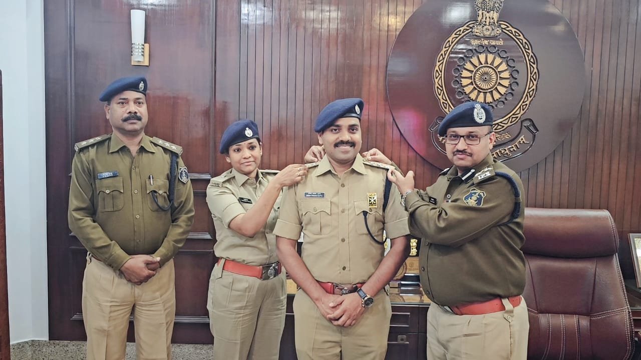 <em>प्रशिक्षण पूरा होने पर पुलिस महानिरीक्षक दुर्ग रेंज रामगोपाल गर्ग ने प्रशिक्षु आईपीएस को लगाया स्टार, दुर्ग से प्रशिक्षण प्राप्ति के बाद उमेश गुप्ता संभालेंगे बिलासपुर में जिम्मेदारी</em>