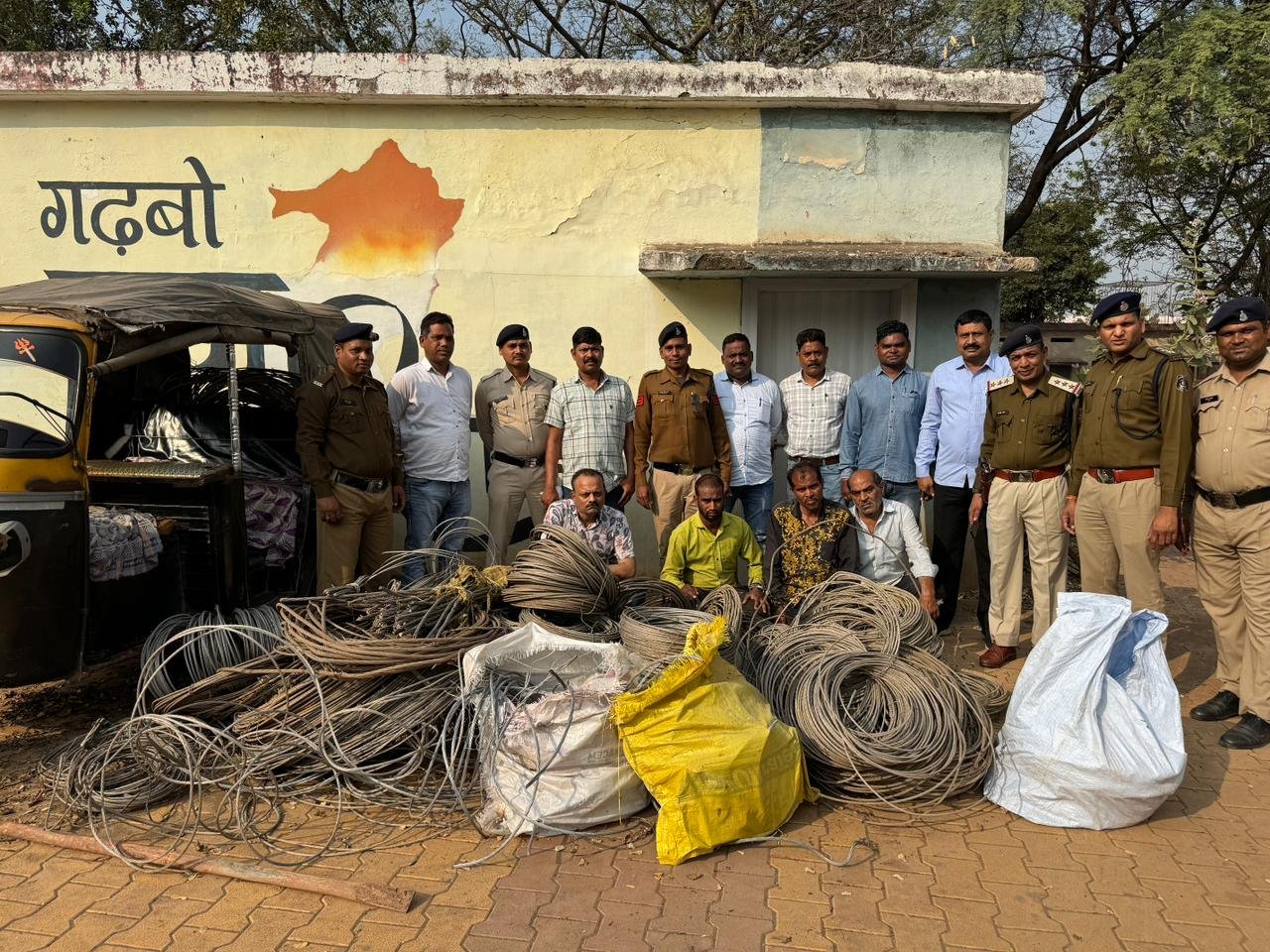 9 गांव के किसान दो-तीन साल से थे हलकान, पाटन एवं अमलेश्वर पुलिस ने लगातार निगरानी के बाद बिजली तार चोर गिरोह को पकड़ा, 5.50 लाख रुपए का सामान जप्त