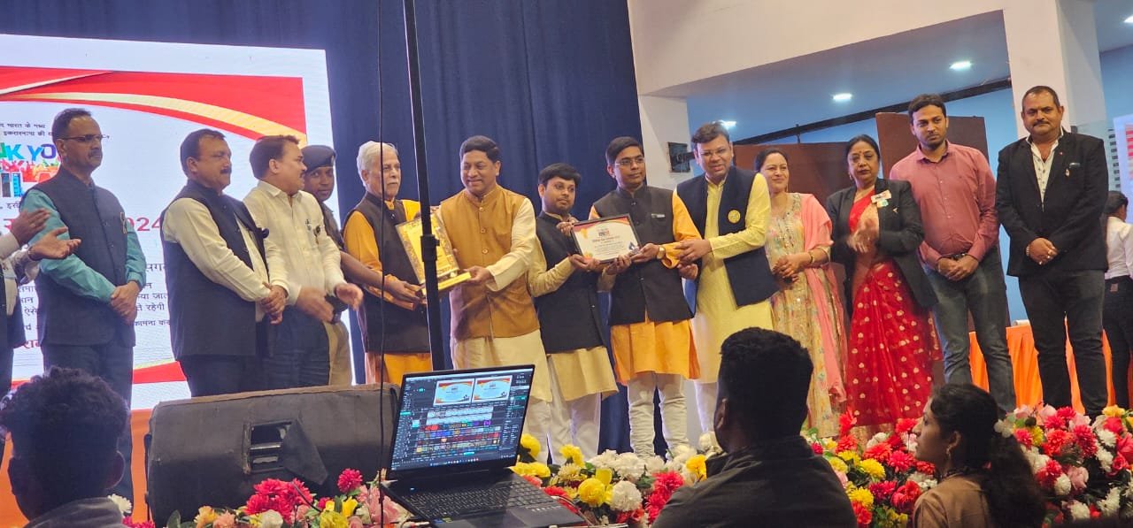 <em>दिव्य भारत युवा संघ छत्तीसगढ़ को मिला विशिष्ट सेवा सम्मान </em>