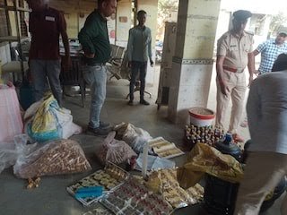 होली पर शराब पीने की कर रहे तैयारी तो जरूर पढ़ लें यह खबर, चॉकलेट और केमिकल की ₹100 वाली कहानी कर देगी हैरान होली पर शराब पीने की कर रहे तैयारी तो जरूर पढ़ लें यह खबर, चॉकलेट और केमिकल की ₹100 वाली कहानी कर देगी हैरान
