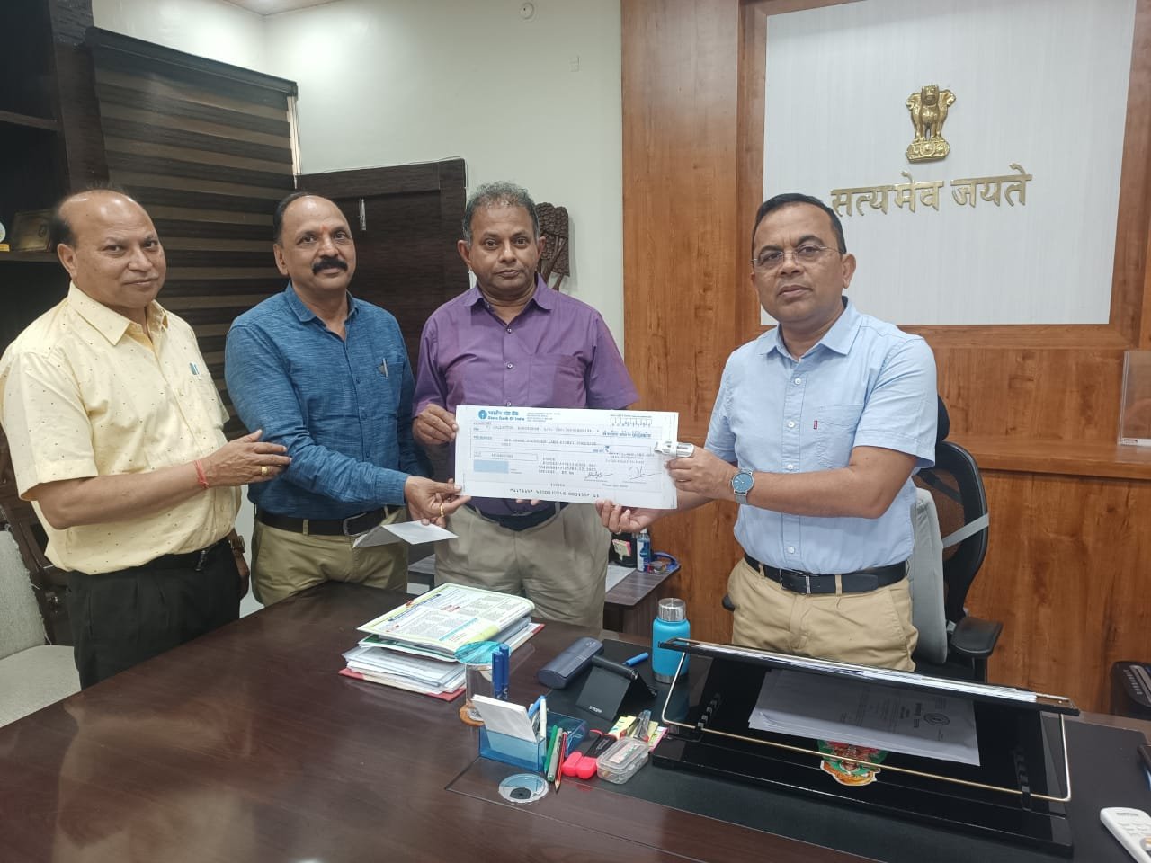 जिला कबीरधाम के गांवों में 10 प्राथमिक स्कूल खोलने बीएसपी ने दिए एक करोड़ 14 लाख, कलेक्टर जन्मेजय मोहबे ने चेक किया स्वीकार