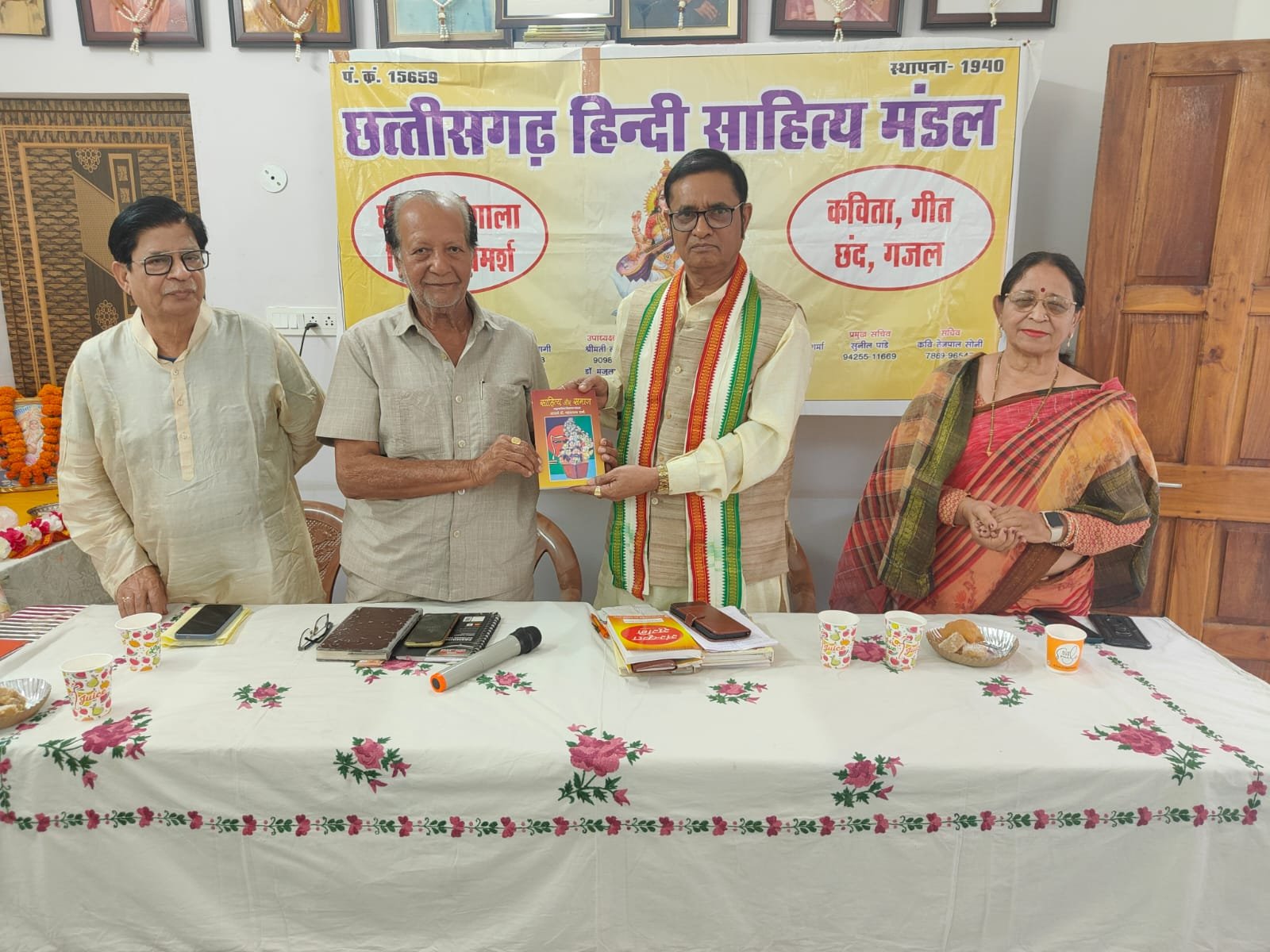 ऋषि और कृषि प्रधान देश में संत-बसंत का विशेष महत्व : डॉ. शर्मा, बसंत पर काव्य सन्ध्या में जुटे साहित्य प्रेमी, पुस्तकें भी भेंट की